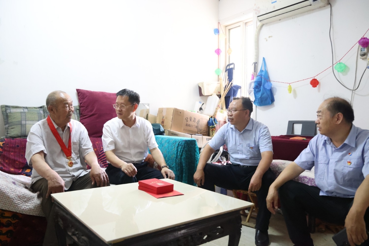 集團公司領導帶隊走訪慰問困難黨員和老黨員